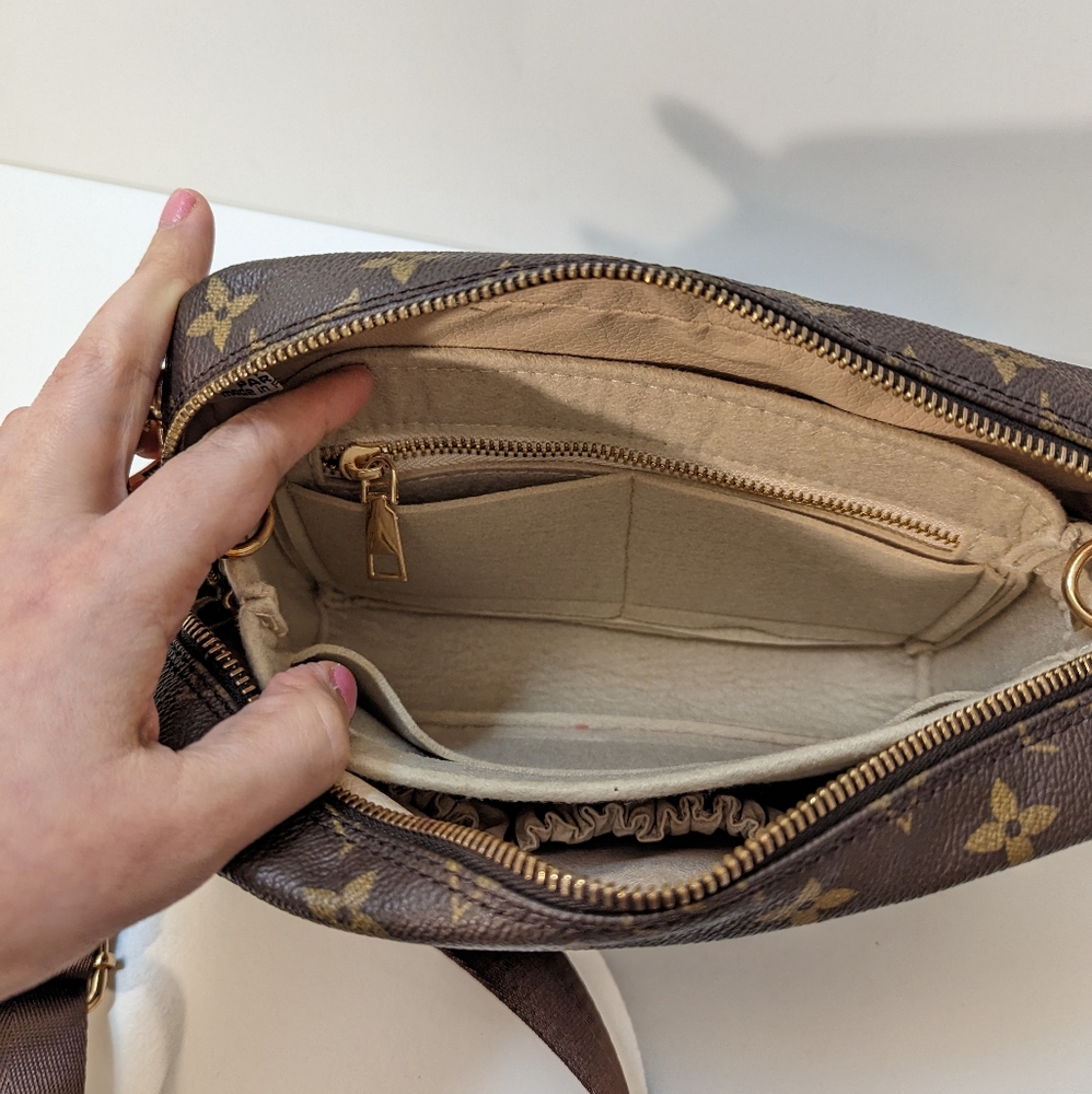 ✨Louis Vuitton✨ monogram trousse 23 clutch converted to crossbody. - Picture 11 of 17